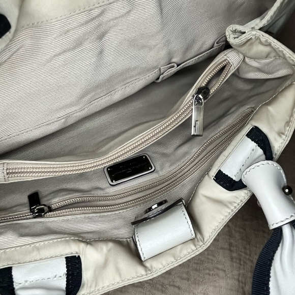 White and black Salvatore Ferragamo bag - Picture 4 of 6